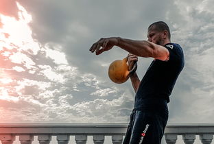 爱游戏APP-詹姆斯亲自指导小将完成训练动作，詹姆斯训练有多刻苦