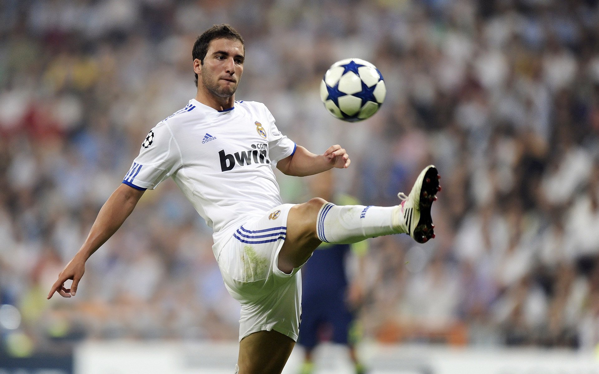 爱游戏官网充值-“英超豪门鏖战，争冠形势日益明朗”，英超顶级豪门